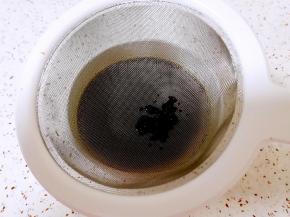 红糖用温水化开，过一下筛去除杂质。 