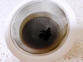 红糖用温水化开，过一下筛去除杂质。 