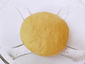 混合好的面粉中分次加入红糖水，和成面团，盖上保鲜膜发酵至两倍大。 