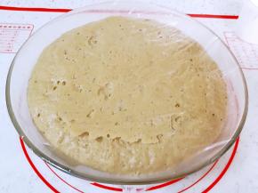 这是发酵好的面团，已经满盆了。