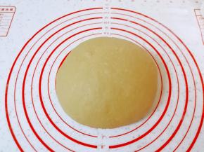 发好的面团揉光排气。 