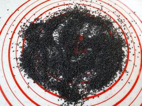 黑芝麻撒在揉面垫上。 