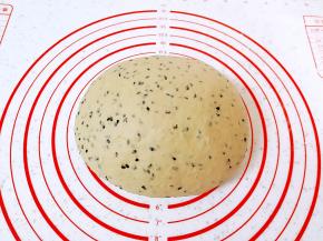 这是揉好的黑芝麻面团。 