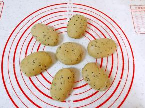 将揉好的面团分成大小一致的小剂子。 