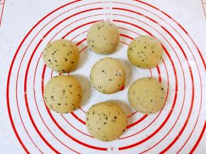 再把小剂子一个个揉光滚圆。 