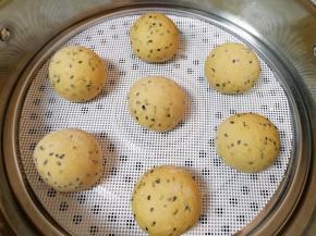 蒸锅内放水，铺上硅胶垫，放上馒头胚，盖上锅盖二次发酵15分钟，凉水上锅，上汽后转中火蒸20分钟关火，焖3-5分钟。 