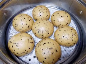 香喷喷的红糖芝麻馒头出锅了。 