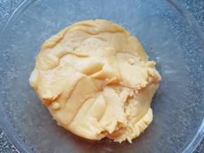 用硅胶刮铲翻拌成团。 