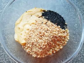 加入核桃碎和黑芝麻。 