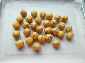 分成8g一份搓圆。 