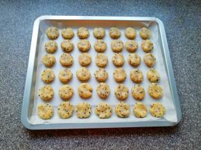 依次做好剩下的一口酥，码入烤盘。 