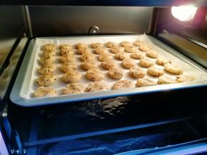 送入预热好的烤箱，上下管160度烤22-25分钟。 