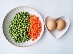 豌豆剥粒，胡萝卜切丁。