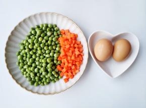 豌豆剥粒，胡萝卜切丁。