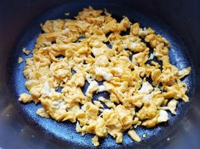 鸡蛋煎熟盛出备用。