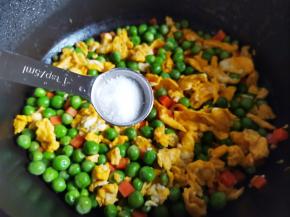 加一勺盐炒匀。