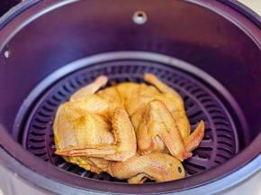 放入空气炸锅中，185度包上锡纸烤20分钟，去掉锡纸刷橄榄油，撒孜然，芝麻再烤15分钟。