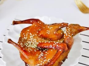 无油烤脆皮乳鸽。