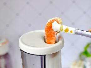 先做苹果橙汁，把水果分次加入原汁机中。