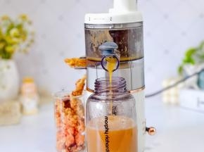 盖子打开水果原汁自动流到杯子里。