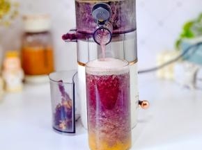 食材放入原汁机中，同样操作。