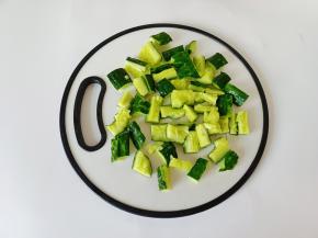 黄瓜用刀背刮去表面的颗粒，洗净拍碎。