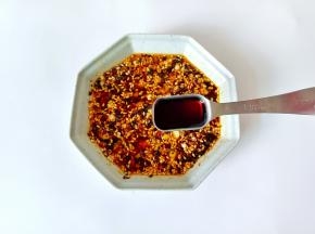 加生抽一勺，蚝油一勺，盐半勺拌均匀。