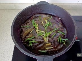 对虾冷水下锅，加生姜丝，葱段。