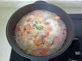 开大火将对虾煮熟。