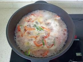 开大火将对虾煮熟。