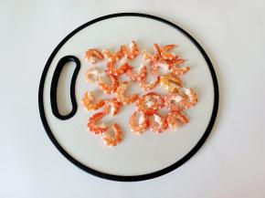 煮好的对虾凉一下剥壳备用。