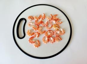 煮好的对虾凉一下剥壳备用。
