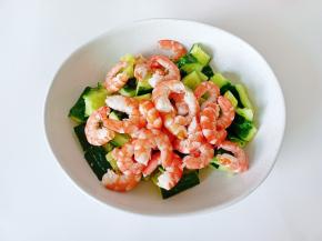 碗里放入黄瓜，虾仁。