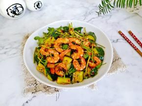 虾仁Q弹鲜美，黄瓜脆爽开胃！