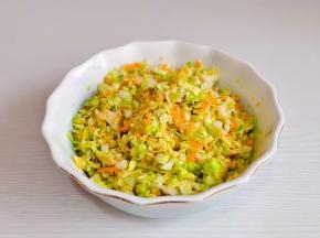 加入一勺盐抓拌均匀，腌制15分钟，之后一定要把水分挤干，不然会咸。