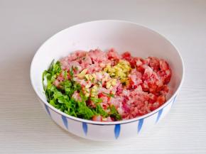 肉糜中加入葱花，姜末，蛋白。