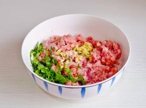 肉糜中加入葱花，姜末，蛋白。
