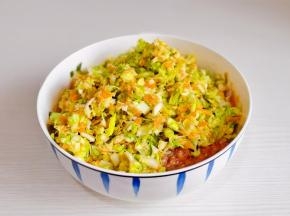 加入腌制好并挤干水分的蔬菜。