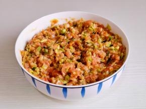 淋上一勺橄榄油，按个人口味加盐调味，再次顺时针搅拌均匀。