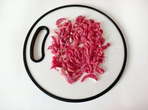 牛肉横着切成细丝。