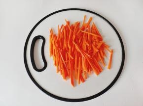 胡萝卜削皮，切片再切成丝。