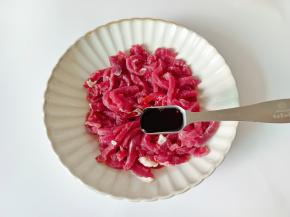 牛肉放在碗里加生抽一勺。