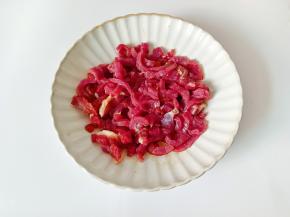 拌均匀，最后淋上芝麻油腌制10分钟。