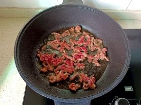 热锅热油下牛肉。