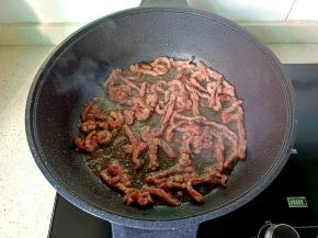 煸炒到牛肉变色。