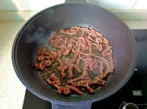 煸炒到牛肉变色。