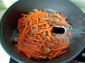 炒到胡萝卜变软，加生抽一勺。