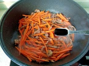 炒到胡萝卜变软，加生抽一勺。