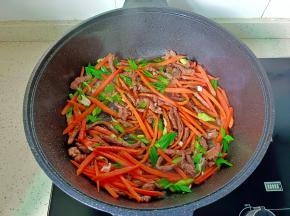 翻拌均匀，最后撒蒜苗即可。