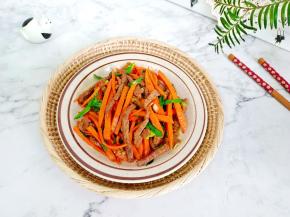 平时经常用眼的朋友，要常吃胡萝卜。